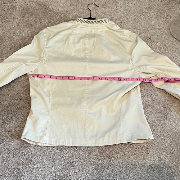 EUC Talbots White Stretch Denim Jacket w Pockets & embellished collar/cuffs - Picture 7 of 11